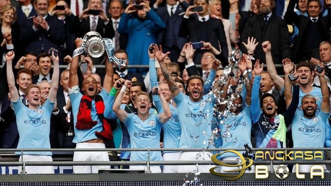 Vincent Kompany Resmi Tinggalkan Manchester City