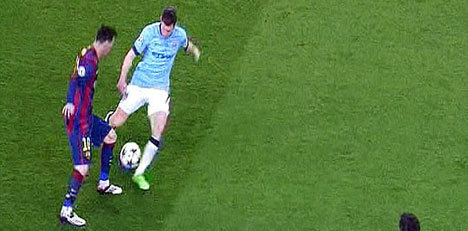 Nutmegg Lionel Messi pada Milner 
