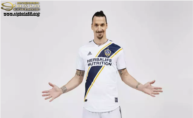 Zlatan Ibrahimovic Pede Jadi Direktur Ajax Setelah Gantung Sepatu