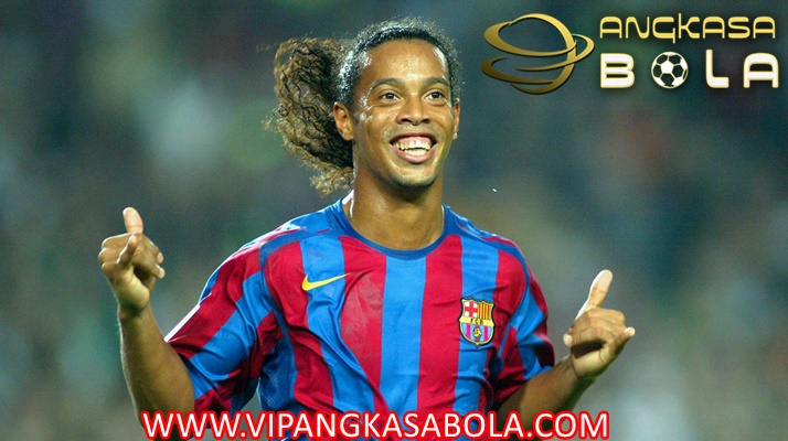 Hujan Batalkan Niat Ronaldinho Bergabung dengan MU?