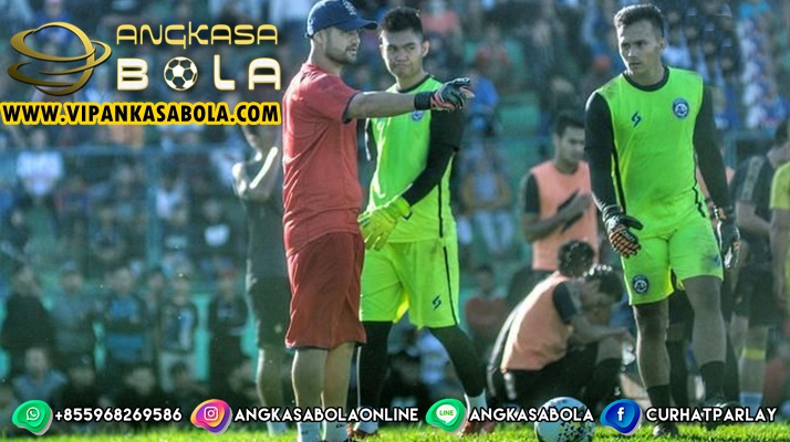 Kiper Arema Curi Start Latihan