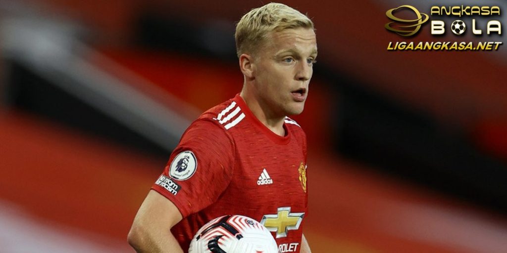 Pemain MU Tendang Kelereng Pun Tak Bisa Mengapa Donny van de Beek