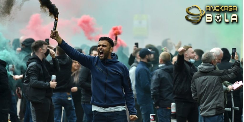 Fans MU Rusuh di Old Trafford Enam Polisi Terluka Suporter Ditangkap