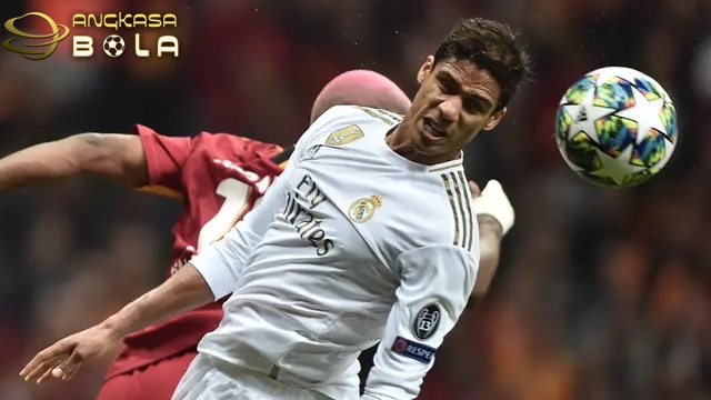 Raphael Varane Segera Jadi Penghuni Old Trafford Membuat Fans Tersenyum