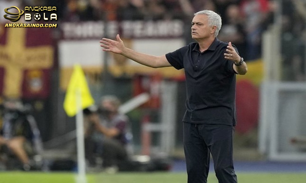 Jose Mourinho Mendapat Kartu Merah Pada Laga Roma vs Napoli