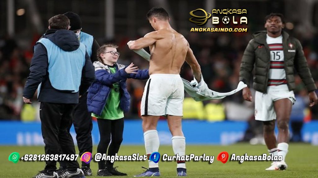 Fans Temui Ronaldo Masuk Lapangan, Apakah Di Denda ?