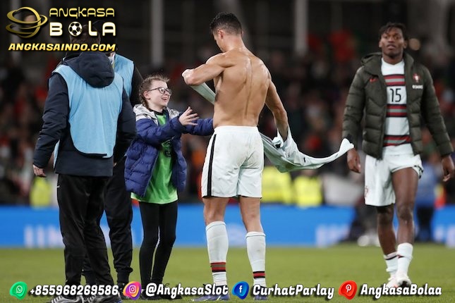 Cristiano Ronaldo Peluk dan Beri Jersey Fans Cilik Rep Irlandia