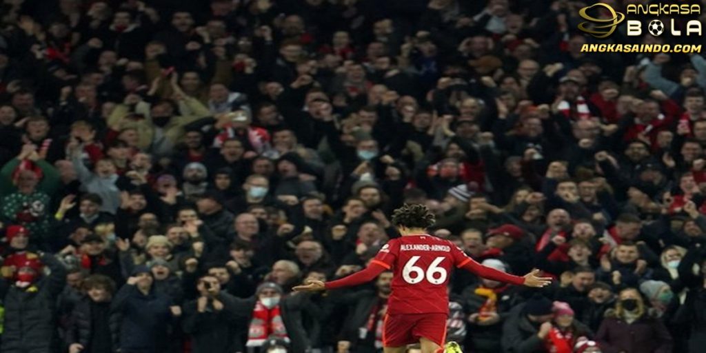 Roket Trent Alexander Arnold Menghujam Gawang Newcastle