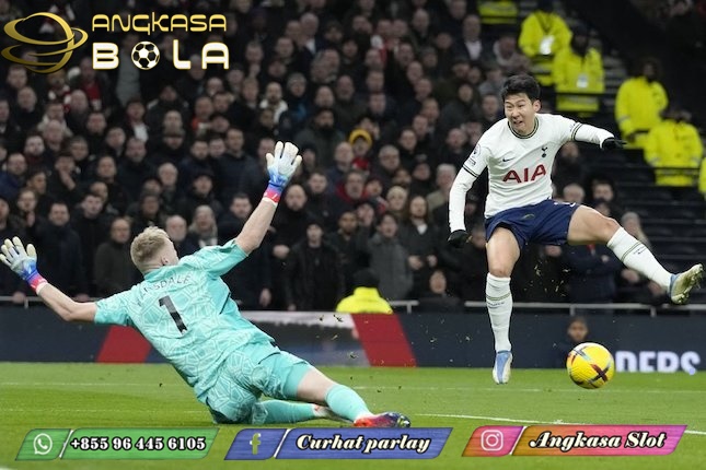 Respon Aaron Ramsdale Usai Ditendang Fans Tottenham