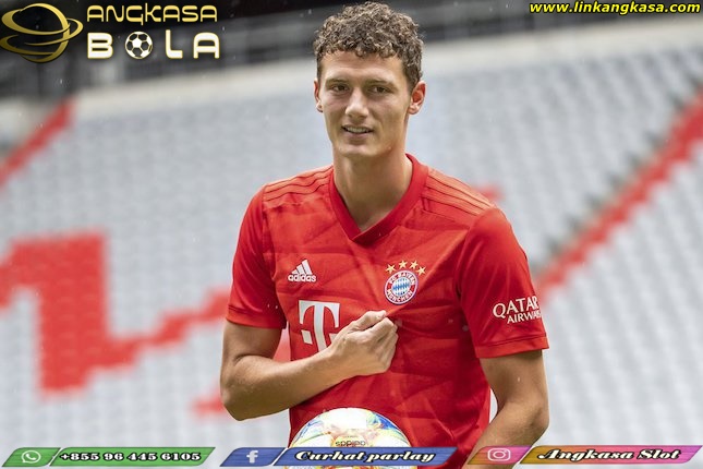 Tafsir 2 Emot Api Benjamin Pavard untuk Manchester United