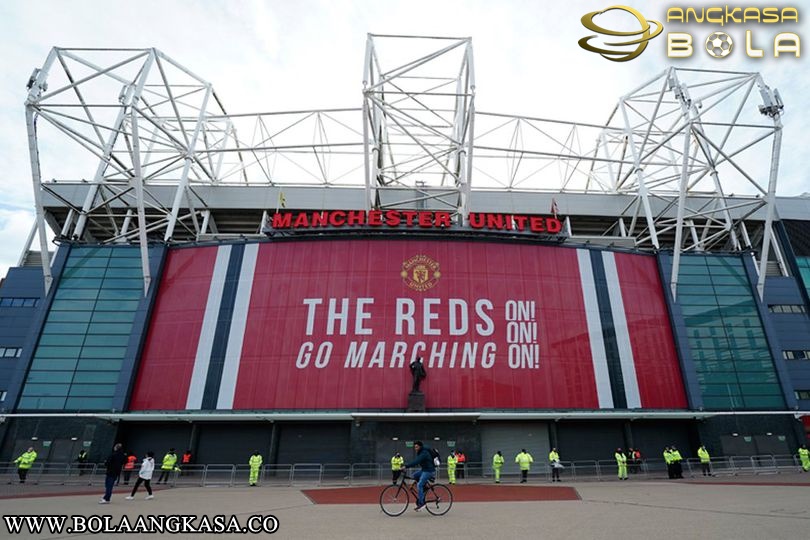 Erik Ten Hag Berharap Old Trafford Keluarkan Aura Angkernya